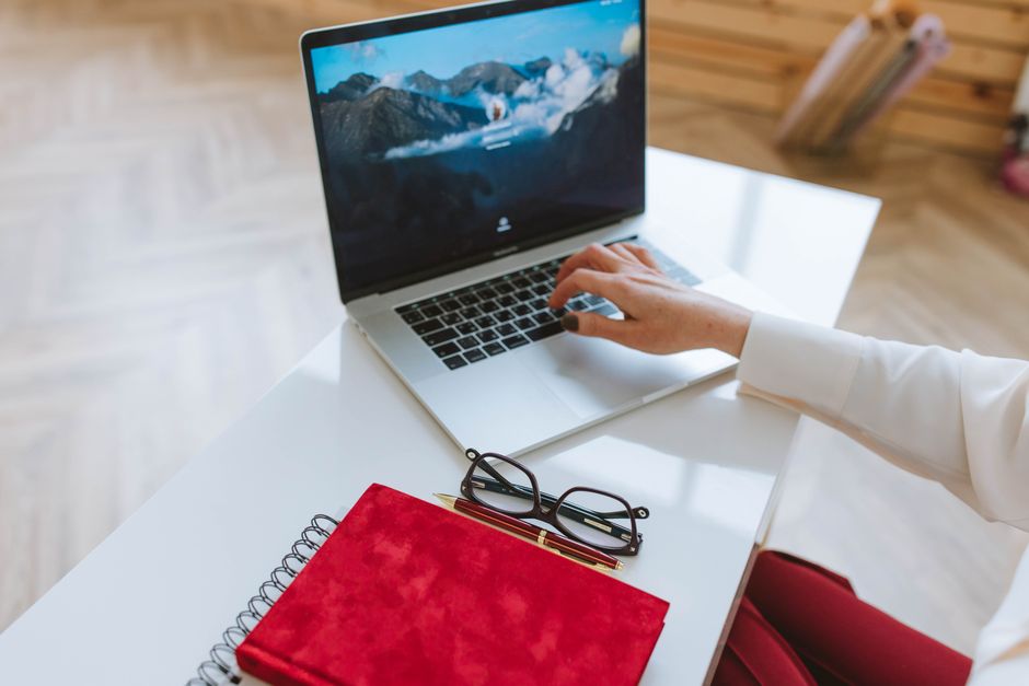Symbolbild: Online-Business am Laptop