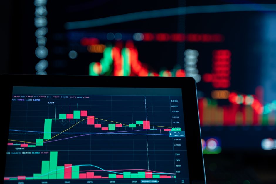 Symbolbild: Trading-Charts am Bildschirm