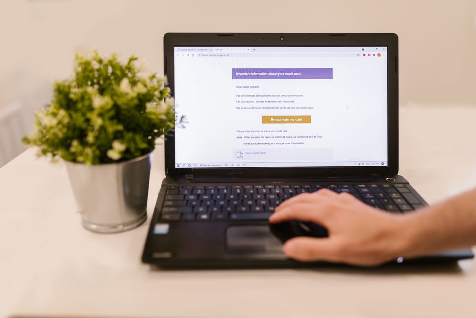 Symbolbild: E-Mail-Marketing am Laptop