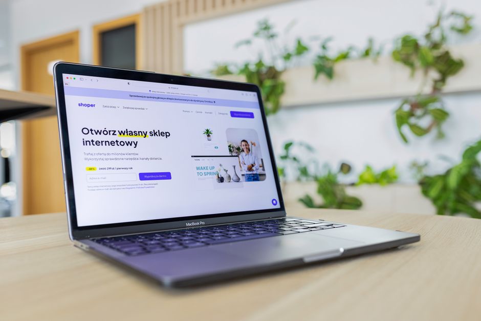 Symbolbild: E-Mail-Marketing am Laptop